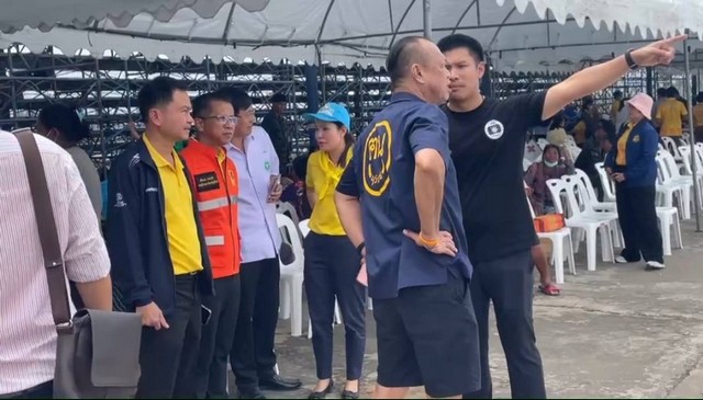 บุรีรัมย์ ลุงเนวินเปิดสนามรับผู้อพยพประกาศคนไทยไม่ทิ้งกันอาหารน้ำฟรี