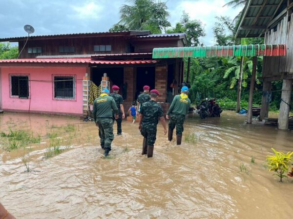 ลำปาง-หมวกแดงประตูผาเข้าช่วยเหลือผู้ประสบภัยน้ำท่วม อ.งาว