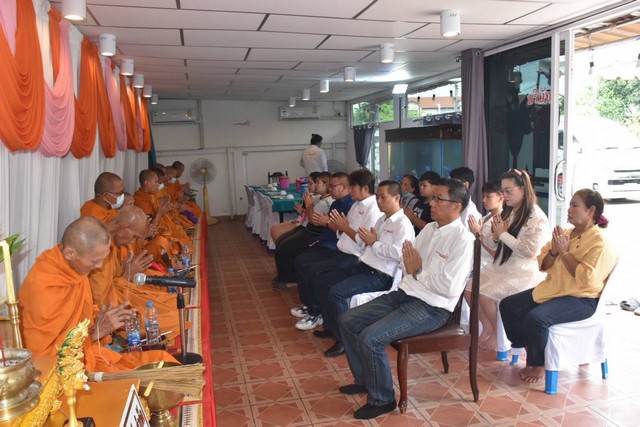 อนันต์ นายก สภท. ร่วมแสดงความยินดี ทำบุญเลี้ยงพระบริษัท ดาราอินไซด์ มีเดีย เพื่อความเป็นสิริมงคล