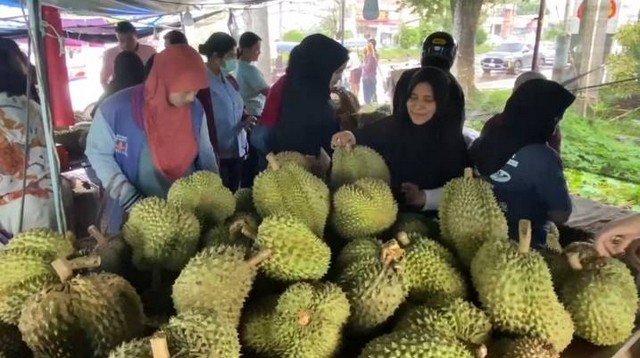 กระบี่-พลังโซเชียลกระบี่ ช่วยแม่ค้าขายทุเรียนหมดในคืนเดียว 4.5 ตัน หลังโพสต์ขายเพราะสามีเสียชีวิต