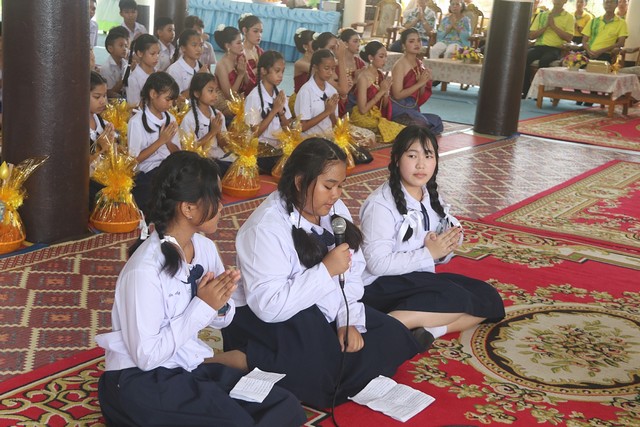 นักเรียนโรงเรียนธัมมสิริศึกษาสืบสานประเพณีอันดีงาม ร่วมถวายเทียนพรรษาวัดเขาคันธมาทน์