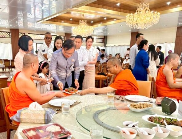 อิ่มบุญครบ 65 ปี “พล.ต.ต.อังกูร คล้ายคลึง” ครอบครัว-กัลยาณมิตร ร่วมพิธีทำบุญวันเกิดสุดอบอุ่น