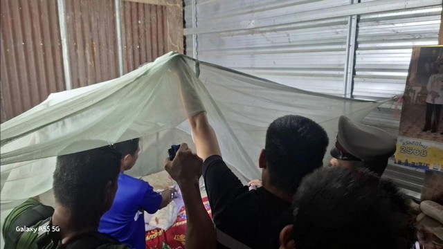 เพชรบูรณ์-หนุ่มขี้ระแวง บุกปาดคอสาวใหญ่ขณะนอหลับ เหตุเข้าใจว่าขโมยโทรศัพท์ จึงใช้มีดปลอกผลไม้ก่อเหตุ