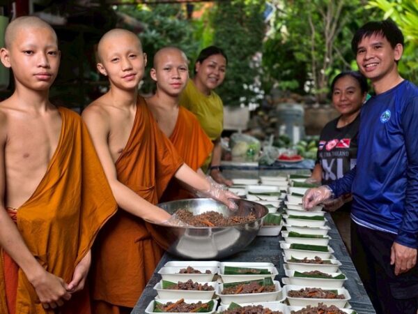 เชียงใหม่ — เลี้ยงอาหารสุนัขจรจัด เนื่องในวันอาสาฬหบูชา สร้างแรงบันดาลใจแห่งความเมตตา