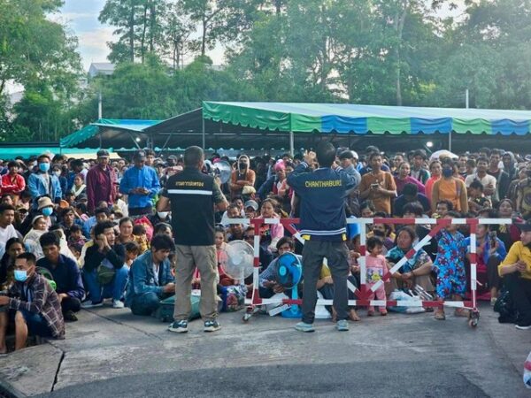 จันทบุรี-ชาวเขมรหอบลูกหลานกลับประเทศ จุดผ่านแดนบ้านแหลมเกือบ 3,000 คน
