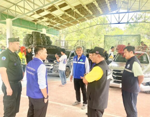 ตราด-คนไทยไม่ทอดทิ้งกัน“ ร่วมปันนํ้าใจสู่ทหารแนวหน้าบริจาคยางสถาพเก่ากว่า 1,000 เส้น เพื่อนําไปสร้างบังเกอร์ พร้อมนํ้าดื่มและผลไม้จํานวนมาก