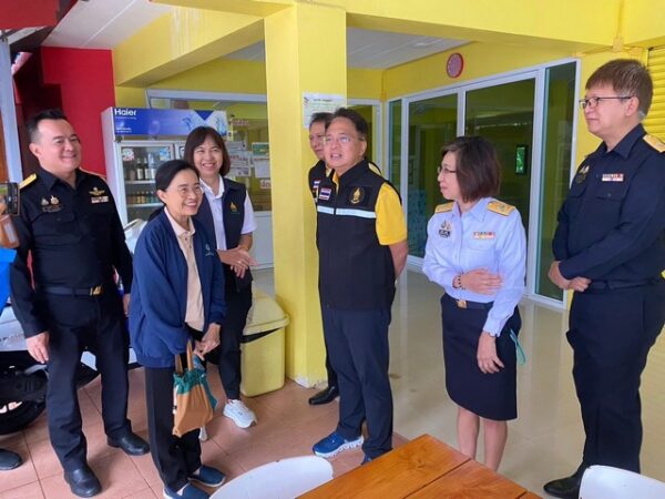 ตราด-อธิบดีเยี่ยมด่านหาดเล็กเตรียมหาตลาดช่วยผู้ประกอบการ เผยไทยไม่ปิดแต่กัมพูชาปิดเอง ขณะชาวบ้านชายแดนวอนเปิดด่านได้แล้ว