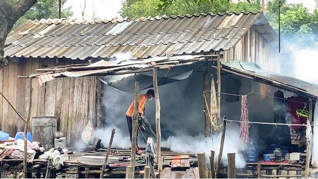 ตราด-ฉีดพ่นหมอกควันสารเคมี กําจัดยุงลายและหยอดทรายอะเบท