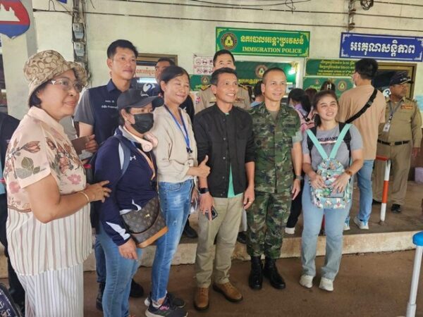 ตราด-สถานการณ์จุดผ่านแดนถาวรบ้านหาดเล็ก แรงงานกัมพูชาทะลักออกกลับบ้าน 400 ราย