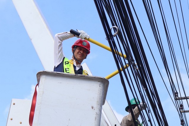 นราธิวาส-จัดระเบียบสายสื่อสารและอุปกรณ์สื่อสารโทรคมนาคม ยกระดับความปลอดภัยในพื้นที่สาธารณะ