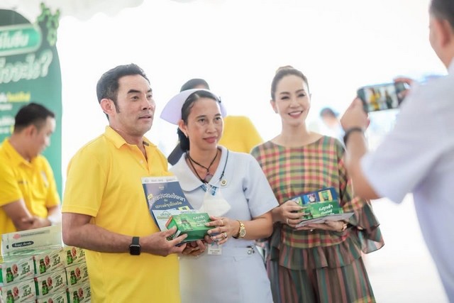 นครปฐม-สส.เขต 3 จ.นครปฐมพร้อมคุณแม่สุภาพร สะสมทรัพย์ มอบแบรนด์รังนกให้กับผู้ที่มาใช้บริการทางโรงพยาบาลกำแพงแสน