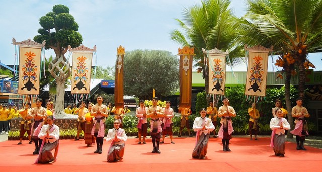 สวนนงนุชพัทยา จัดขบวนแห่เทียนพรรษา พร้อมนำเทียนถวาย 9 วัด สืบสานประเพณีเข้าพรรษา เพื่อให้สอดคล้องที่นานาชาติยกให้ไทยเป็นศูนย์กลางพระพุทธศาสนาโลก