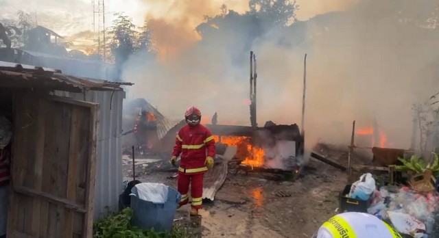 ไฟไหม้วอด! บ้านไม้ 2 หลังกลางซอยบางละมุง 31 คาดไฟฟ้าลัดวงจร