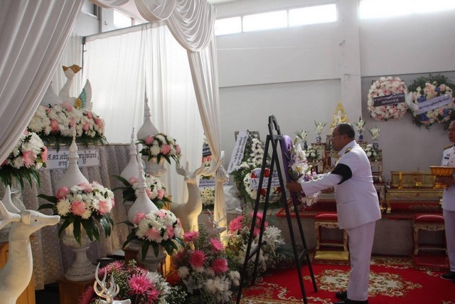 ร้อยเอ็ด…สมเด็จพระกนิษฐาธิราชเจ้า กรมสมเด็จพระเทพรัตนราชสุดาฯ ทรงพระกรุณาโปรดเกล้าฯ พระราชทานพวงมาลา วางหน้าหีบศพ ผศ.ดร.เจริญชัย ชนไพโรจน์