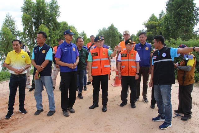 ร้อยเอ็ด…ด่วน…รองผู้ว่าฯ ร้อยเอ็ด รุดลงพื้นที่ตรวจสอบถนนคอสะพานขาด อ.เสลภูมิ สั่งเร่งช่วยเหลือประชาชนเดือดร้อนจากน้ำหลาก