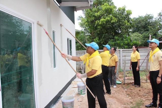ร้อยเอ็ด…ร่วมแรงร่วมใจทาสีบ้านช่วยผู้ยากไร้ เฉลิมพระเกียรติพระบาทสมเด็จพระเจ้าอยู่หัว และสมเด็จพระนางเจ้าสิริกิติ์ พระบรมราชินีนาถ พระบรมราชชนนีพันปีหลวง