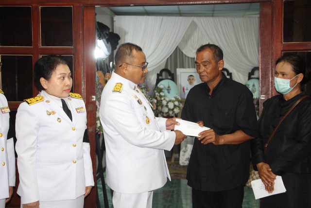 ร้อยเอ็ด…ในหลวง โปรดเกล้าฯ พระราชทานพระบรมราชานุเคราะห์ พิธีธรรมสวดพระอภิธรรมศพ สิบเอก จิรายุ สิงห์อ้น วีรชนจากเหตุปะทะชายแดนไทย-กัมพูชา