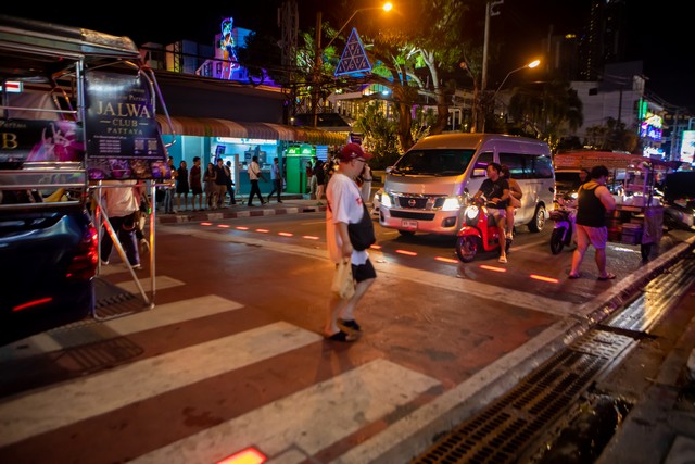 ตื่นตาตื่นใจพัทยาติดตั้งไฟจราจรทางม้าลาย สีสะท้อนให้คนใช้รถใช้ถนนสร้างความปลอดภัย