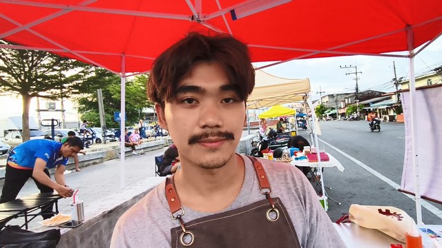 สงขลา-สีสัน นักศึกษาหนุ่ม ปี 1 ภาคพิเศษ มหาวิทยาลัยทักษิณ เปิดร้านขายโรตี ช่วงเย็น เพื่อหารายได้เสริมเป็นทุนการศึกษา โดยเรียนไปด้วยทำงานไปด้วย