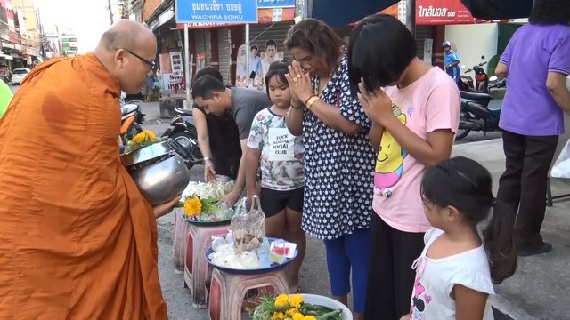 สงขลา-ชาวเมืองสงขลา นำอาหารหวานคาวทำบุญตักบาตรพระสงฆ์ ถวายเป็นพระราชกุศลแด่พระบาทสมเด็จพระเจ้าอยู่หัว เนื่องในวันเฉลิมพระชนมพรรษา 28 กรกฎาคม 2568 รวมทั้งอุทิศส่วนบุญส่วนกุศลให้กับทหารกล้าและประชาชนผู้บริสุทธิ์ที่เสียชีวิตจากเหตุการณ์ชายแดนไทย-กัมพูชาด้วย