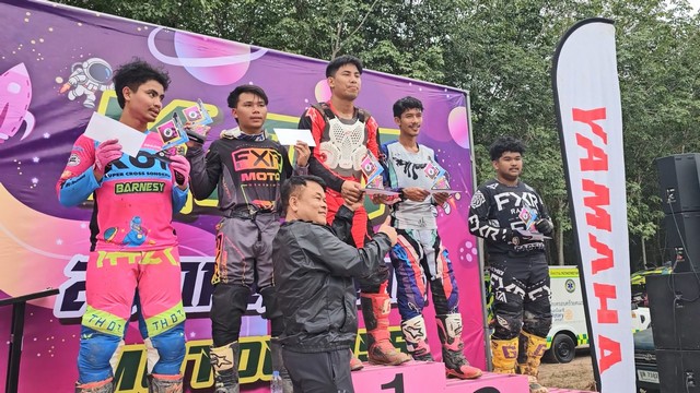 นักบิดรถแข่งไทย-มาเลเซีย แห่งร่วมแข่งโมโตครอสชิงถ้วย นายก อบจ.สงขลา