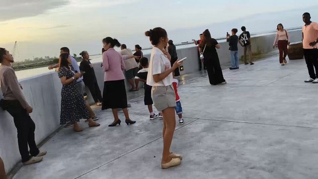 สงขลา-สีสัน นักท่องเที่ยวแห่เที่ยวประติมากรรมพญานาคพ่นน้ำ “องค์นาคาธิบดี”และถ่ายภาพพระอาทิตย์ตก