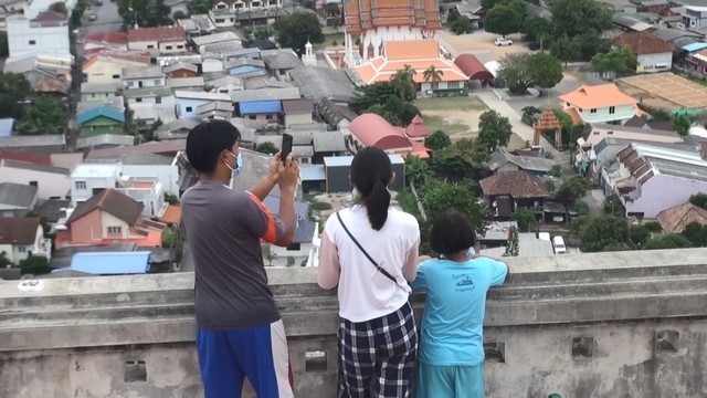 สงขลา-นักท่องเที่ยวยังคงนิยมขึ้นเขาตังกวน เพื่อชมทัศนียภาพโดยรอบ 360 องศา ของเมืองสงขลาเมืองสองทะเล