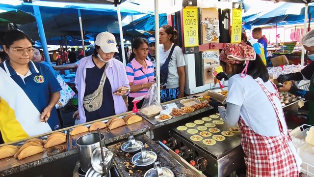 สงขลา-ขนมถังแตก ขนมโตเกียว ขนมเบื้องกรอบ และขนมเบื้องครีม เจ้าดังเมืองสงขลา ขายที่ตลาดนัดรถไฟวันอาทิตย์ ขายดิบขายดี ลูกค้าเพียบ ทำแทบไม่ทันขาย