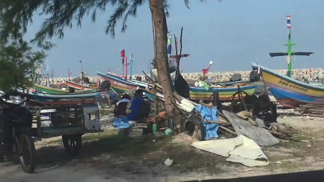 สงขลา-ชาวประมงพื้นบ้านนำเรือออกทำการประมงจับปลาวางอวนใกล้ฝั่งประมาณ 3-4 กิโลเมตรไม่กล้าออกไปไกล และรวมกลุ่มกัน หากเกิดปัญหาขึ้นก็จะได้ช่วยเหลือกันได้ทัน