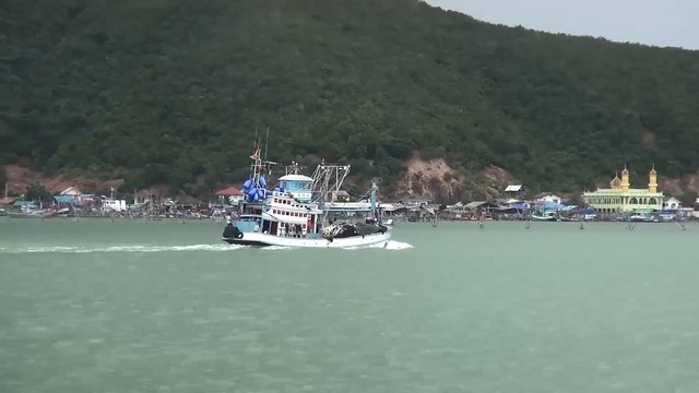 สงขลา-เรือประมงทยอยออกทำการประมงบริเวณอ่าวไทยตอนล่าง หลังศูนย์อุตุนิยมวิทยาภาคใต้ฝั่งตะวันออก รายงานสภาพอากาศวันนี้ มรสุมตะวันตกเฉียงใต้กำลังแรงพัดปกคลุมทะเลอันดามัน ภาคใต้ และอ่าวไทย