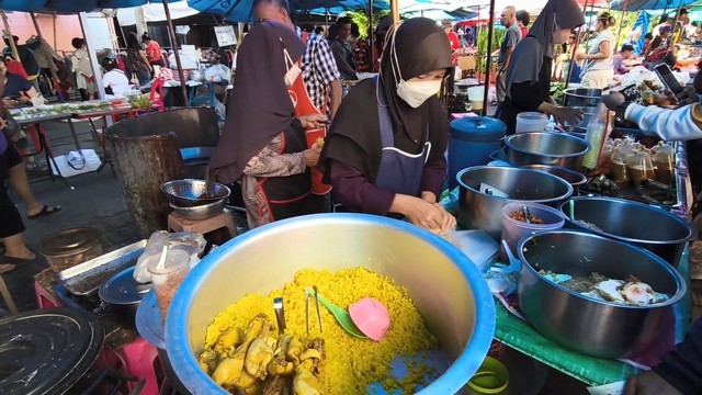 สงขลา-สีสัน ครอบครัว หิมเหาะ จากอำเภอจะนะ นำอาหารอร่อยๆ และขนมหวาน เดินทางมาเปิดร้านขายอาหารในตลาดนัด ให้ชาวเมืองสงขลาได้ชิมความอร่อย