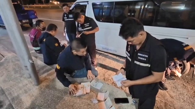 ตำรวจตรวจคนเข้าเมืองสงขลา ไล่สกัดจับรถตู้ ขนแรงงานเถื่อน พบแต่ละคน จ่ายค่าหน้า 7 หมื่นบาท แต่ได้พาสปอร์ตปลอม
