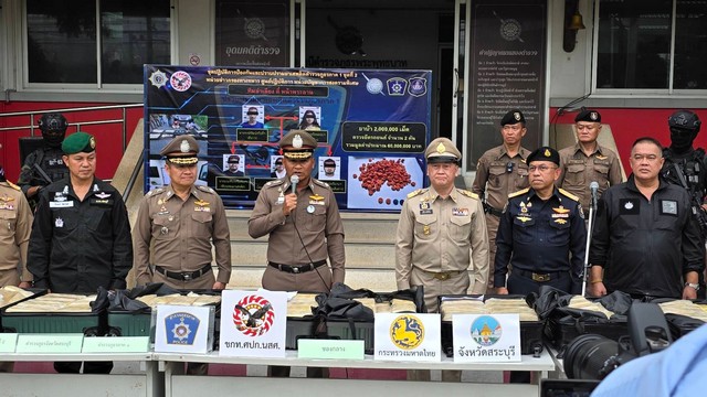 ตำรวจภูธรภาค 1 จับกุมทีมลำเลียงยาเสพติด ตี๋หน้าพระลานยึดยาบ้า 2,000,000 เม็ด