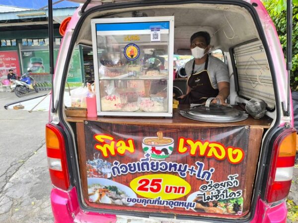 นครนายก – พ่อค้าหัวใสแต่งรถตูัเล็กชายก๋วยเตี๋ยวสร้างรายได้งาม