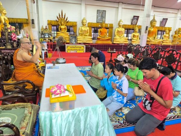 นครนายก – นักท่องเที่ยวให้ความศรัทธาเดินทางเข้าพิธีนอนโลงศพวัดหลวงพ่อปากแดงจังหวัดนครนายก