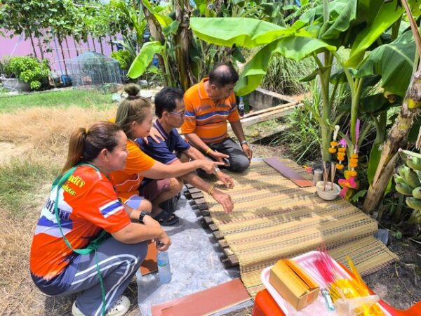 นครนายก – ชาวบ้านพบปลีกล้วยพร้อมลูกกล้วยโผล่ใต้ดินใกล้วันหวยออก ไม่พลาดจุดธูปขอเลขเด็ด