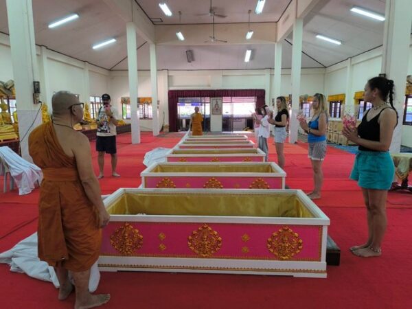 นครนายก – นักท่องเที่ยวชาวรัสเซียและคนไทยให้ความศรัทธาเดินทางเข้าพิธีนอนโลงศพวัดหลวงพ่อปากแดงจังหวัดนครนายก