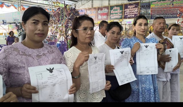 นครนายก – นักท่องเที่ยวสายมู นำโฉนดที่ดิน วัตถุมงคล เข้าพิธีสวดมหาพุทธาภิเษกองค์หลวงพ่อเสาร์ 5 วัดธรรมปัญญา มีความเชื่อว่าจะซื้อง่ายขายคล่อง