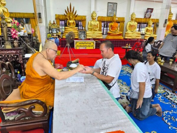 นครนายก – นักท่องเที่ยวให้ความศรัทธาเดินทางเข้าพิธีนอนโลงศพวัดหลวงพ่อปากแดงจังหวัดนครนายก