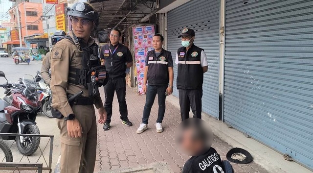 นครนายก – เมาไม่กับหลับข้างทาง ตำรวจนำส่งถึงบ้าน