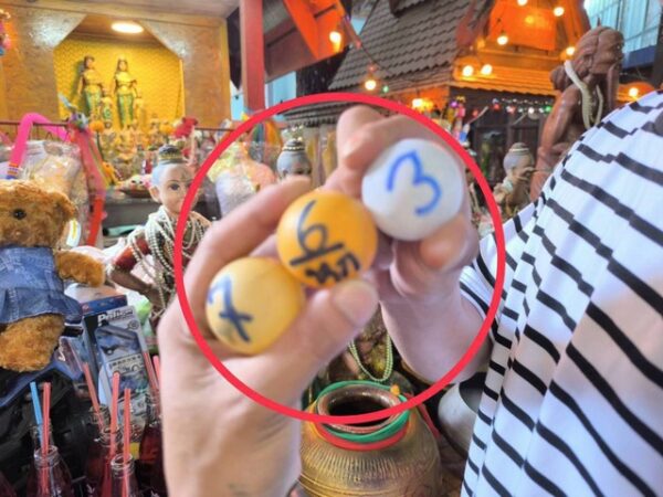 นครนายก – นักท่องเที่ยวแห่ขอเลขเด็ดเจ้าแม่ตะเคียนคู่ เจ้าแม่ทองมณี เจ้าแม่เงินมณี ใกล้วันหวยออก