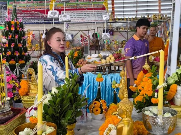 นครนายก – ศิลปินดารา-นักท่องเที่ยวสายมู นำโฉนดที่ดิน วัตถุมงคล เข้าพิธีสวดมหาพุทธาภิเษกองค์หลวงพ่อเสาร์ 5 วัดธรรมปัญญา มีความเชื่อว่าจะซื้อง่ายขายคล่อง