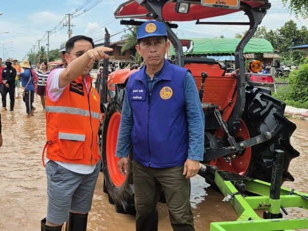 สุโขทัย1ผู้ว่าฯ รุดลงพื้นที่ พร้อมกำลังทหาร,อส.,และกู้ภัยบางแก้ว ลงพื้นที่ช่วยชาวบ้านที่ได้รับผลกระทบ จากมวลน้ำยมทะลักท่วมปากแควพื้นที่รอบ 3