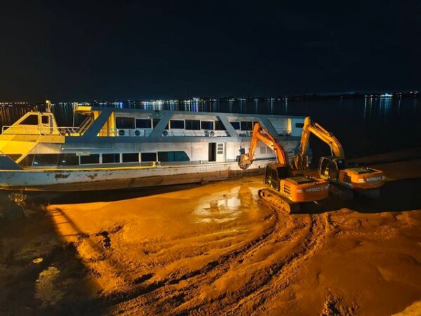 มุกดาหาร​ -​ปฏิบัติการกลางดึกริมโขง! นายกเทศมนตรีเมืองมุกดาหารประสานเลขานายก อบจ. ส่งแบคโฮ 3 คัน ผลักดันเรือมุกดาหารปริ้นท์เซสที่เกยตื้น จนลอยกลับลงแม่น้ำโขงได้สำเร็จ