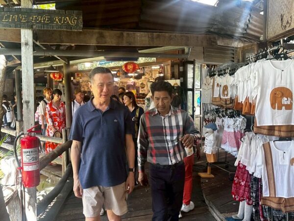 มหาเศรษฐีเมืองไทย “วิกรม” แวะเยี่ยมทักทายตลาดน้ำ 4 ภาคพัทยา