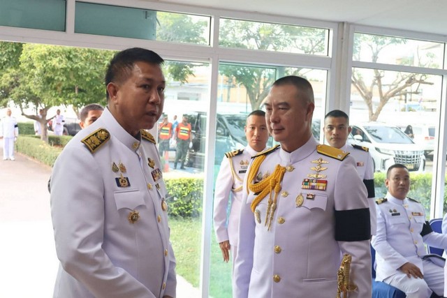 ในหลวง-สมเด็จพระราชินี พระราชทานพวงมาลา-กระเช้า แก่ครอบครัวเรือตรีผู้เสียชีวิตขณะปฏิบัติภารกิจชายแดน