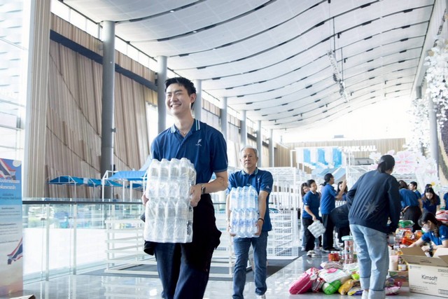 ปทุมธานี ฟิวเจอร์พาร์คและสเปลล์ส่งมอบสิ่งของบริจาคให้กองทัพบกช่วยประชาชนในพื้นที่เสี่ยงภัย