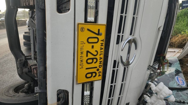 ปทุมธานี รถบรรทุกแผนปูนพลิกคว่ำ ถนน.ซ่อมสร้าง เกี่ยวสายไฟทำไฟดับ รถติดหนัก