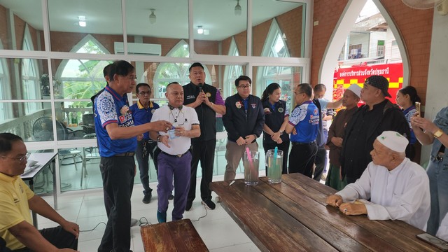 ปทุมธานี ทดลองสารปรับสภาพน้ำ คลอง 1 หน้ามัสยิดแก้วนิมิตร ผลทดสอบกลิ่นน้ำเน่าเบาบางลงทันที่ส่งผลดีกับชุมชน