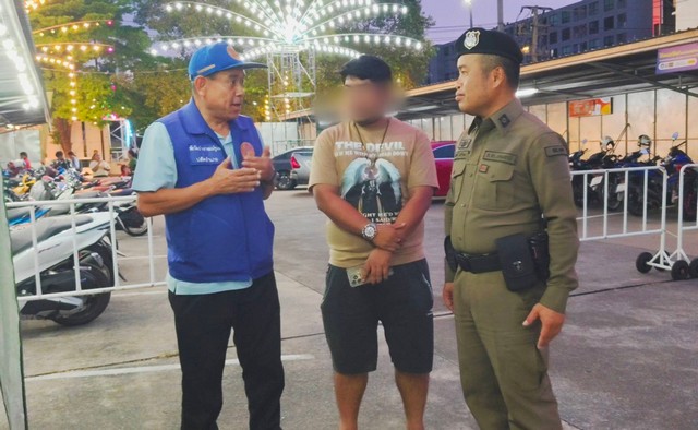 ปทุมธานี ปลัด(ป.)ลำลูกกา ร่วม ตำรวจคูคต ตรวจสอบ ความเรียบร้อย และสิ่งผิดกฎหมาย ในงานมหกรรมอาหาร หน้าห้างดัง ลำลูกกา